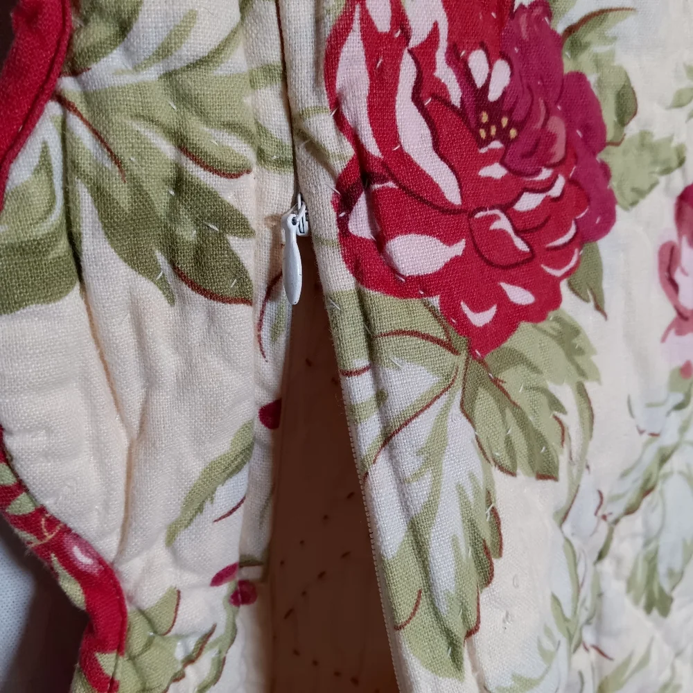 Pottery Barn Floral Red/Ivory Reversible Quilted Standard Pillow Shams *PAIR*